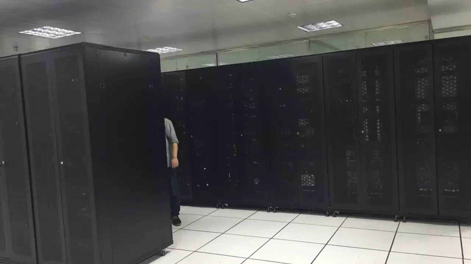 深圳機柜廠家關(guān)于精致森藍機柜技術(shù)參數(shù)詳解