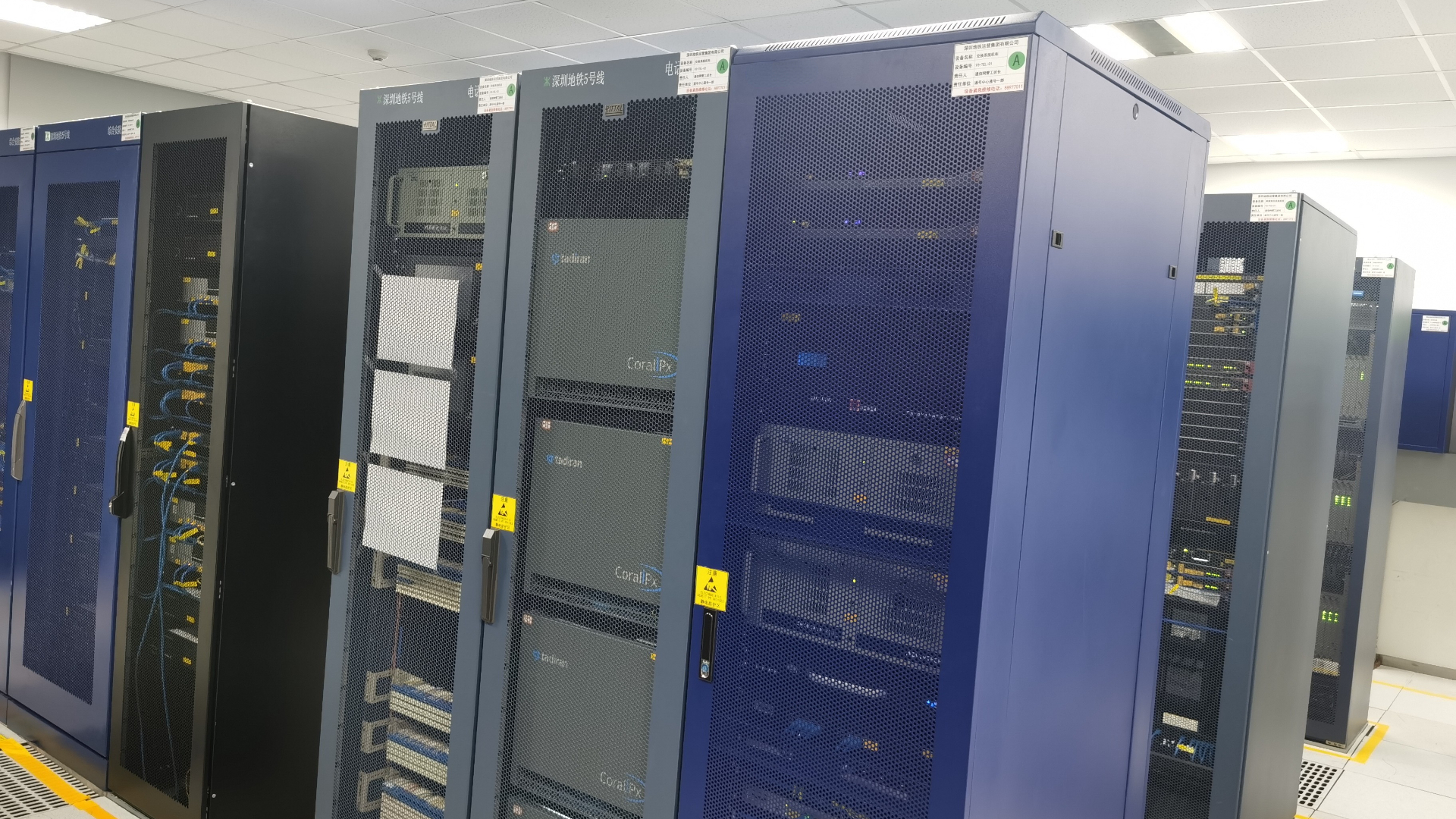 一臺標(biāo)準(zhǔn)的服務(wù)器機(jī)柜可以放下幾個服務(wù)器？