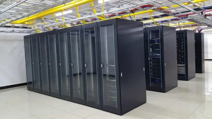 在弱電智能化工程中，如何選擇屏蔽機柜和普通機柜