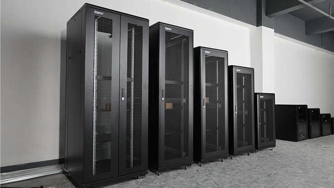 如何挑選優(yōu)質(zhì)鈑金機(jī)箱機(jī)柜