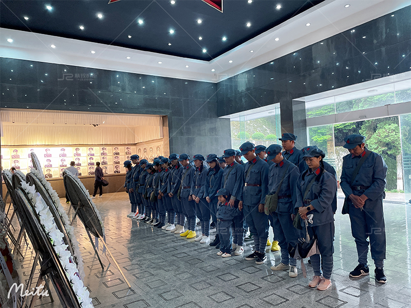 精致機柜家人為革命先烈鞠躬默哀